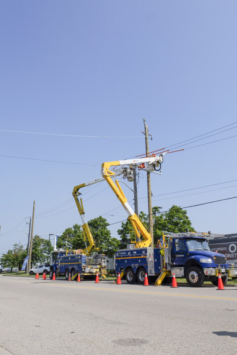 Hydro crews working on city street